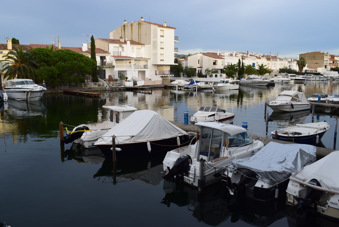 Empuriabrava, for sale, large studio with view on the canal and private parking