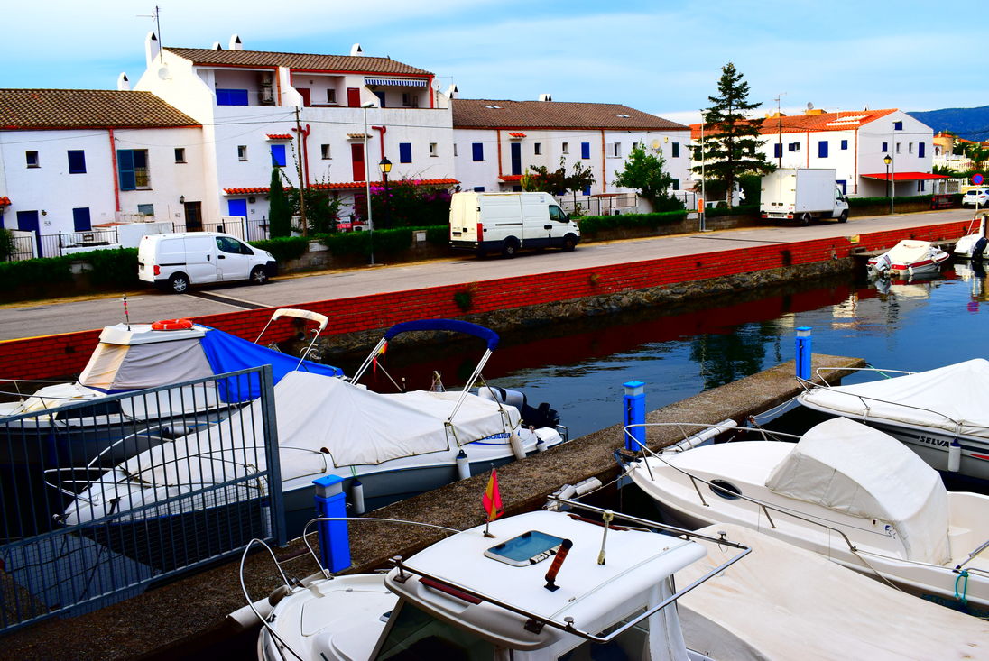 Empuriabrava, for sale, large studio with view on the canal and private parking