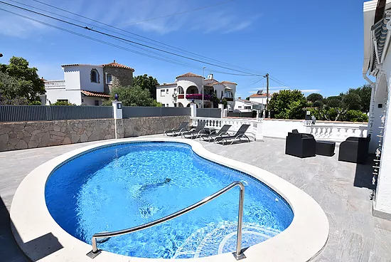 Casa con 4 dormitorios piscina privada a 10 mntos de la playa y centro en alquiler en Empuriabrava