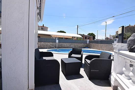 Casa con 4 dormitorios piscina privada a 10 mntos de la playa y centro en alquiler en Empuriabrava