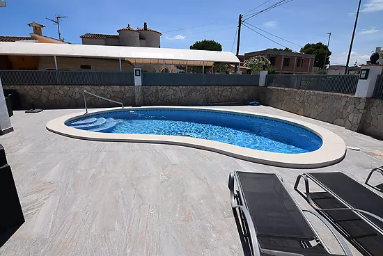 Casa con 4 dormitorios piscina privada a 10 mntos de la playa y centro en alquiler en Empuriabrava