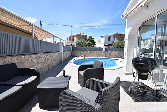 House with 4 bedrooms private pool 10 mntos from the beach and centre for rent in Empuriabrava