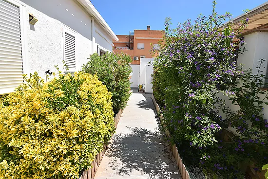 House with 4 bedrooms private pool 10 mntos from the beach and centre for rent in Empuriabrava