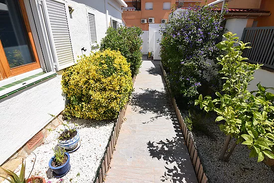 Casa con 4 dormitorios piscina privada a 10 mntos de la playa y centro en alquiler en Empuriabrava