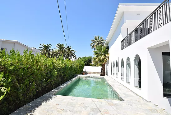 Spectacular 8-bedroom house with tourist licence.