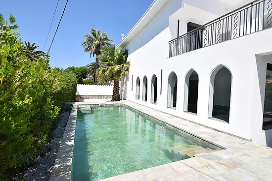 Spectacular 8-bedroom house with tourist licence.