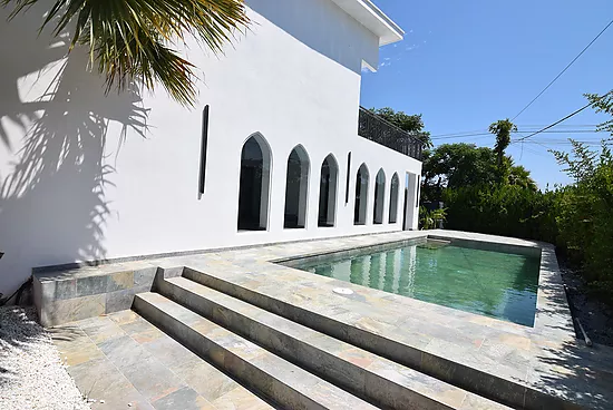 Spectacular 8-bedroom house with tourist licence.