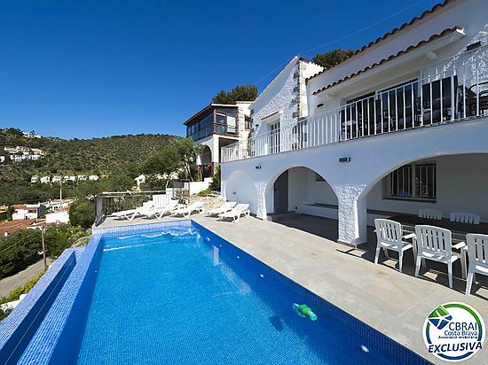 House with view to the sea