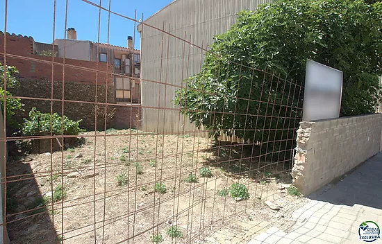 ¡Construye tu nueva casa en un pueblo rústico a sólo unos minutos de la playa!