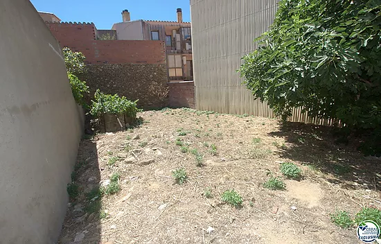 Construisez votre nouvelle maison dans un village rustique à seulement quelques minutes de la plage 