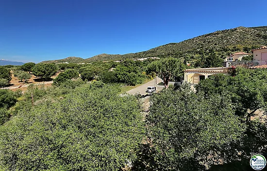 ¡Construye tu nueva casa en un pueblo rústico a sólo unos minutos de la playa!