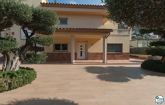 Fantastique maison moderne avec piscine, cuisine extérieure et à quelques pas de la plage.