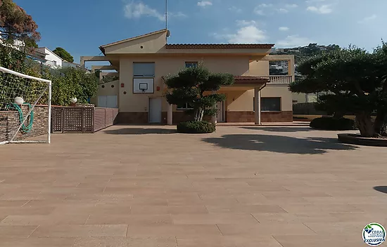 Fantastique maison moderne avec piscine, cuisine extérieure et à quelques pas de la plage.