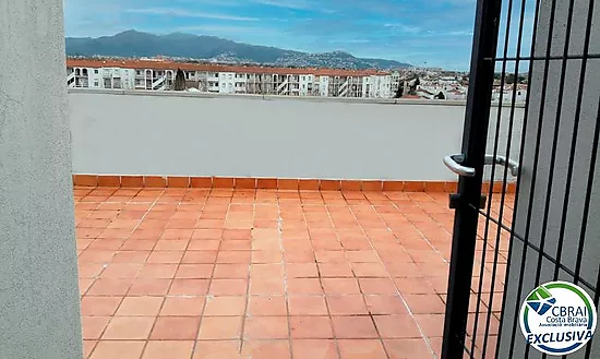 PUIG ROM EMPURIABRAVA Apartamento con parking y solárium privados y piscina comunitaria