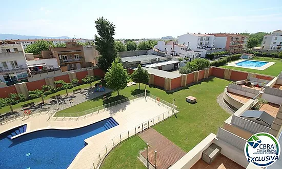 PUIG ROM EMPURIABRAVA Apartamento con parking y solárium privados y piscina comunitaria