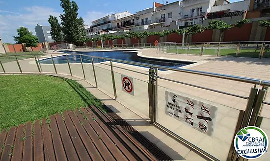 PUIG ROM EMPURIABRAVA Apartamento con parking y solárium privados y piscina comunitaria