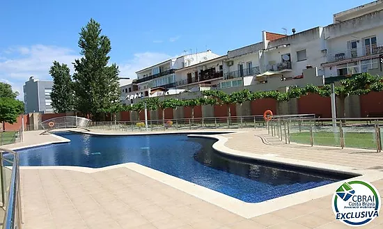 PUIG ROM EMPURIABRAVA Apartamento con parking y solárium privados y piscina comunitaria