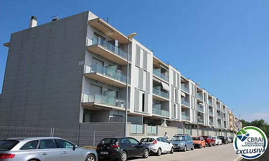 PUIG ROM EMPURIABRAVA Apartamento con parking y solárium privados y piscina comunitaria