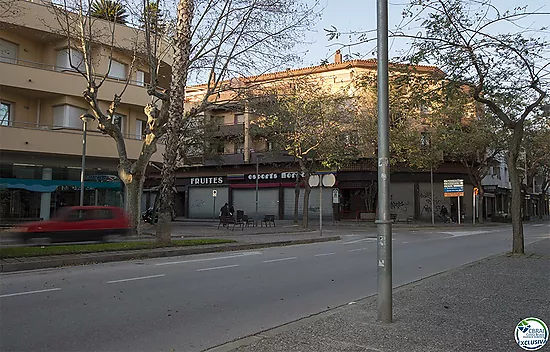 SHOP AND HOUSING TO REFORM IN PORT DE LLANÇÀ