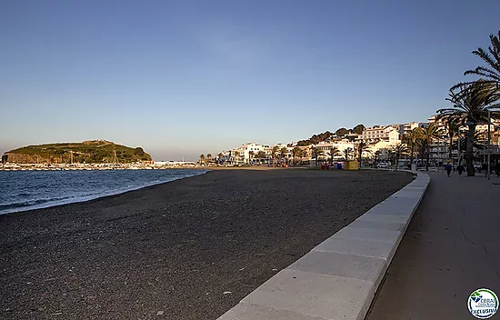 LOCAL COMERCIAL Y VIVIENDA A REFORMAR EN PORT DE LLANÇÀ