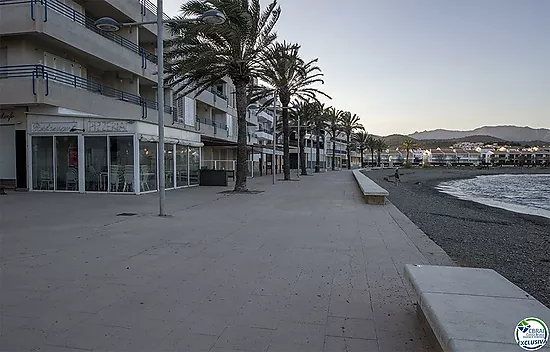 LOCAL COMERCIAL Y VIVIENDA A REFORMAR EN PORT DE LLANÇÀ