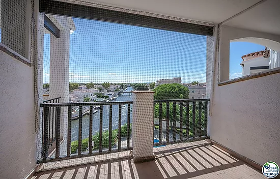 Ático una habitación con vistas al canal y piscina comunitaria.