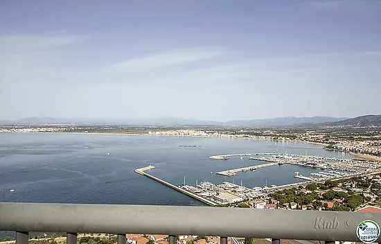 MAISON SUR LE PORT DE ROSES ET VUE SUR LA MER