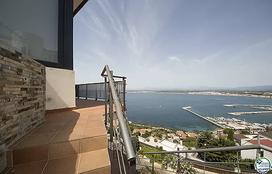 MAISON SUR LE PORT DE ROSES ET VUE SUR LA MER