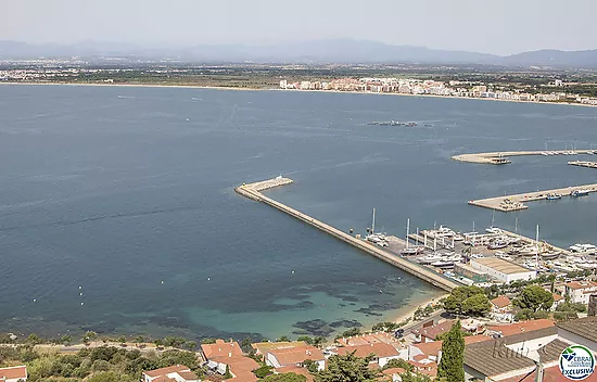 MAISON SUR LE PORT DE ROSES ET VUE SUR LA MER