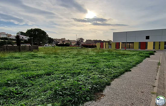 Bonita parcela de esquina para construir tu casa perfecta. Última disponible!