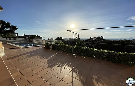 Villa avec vue mer et piscine dans le quartier calme de Mas Fumats où vous pourrez passer des moment