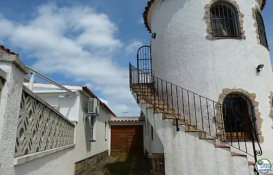 Casa de 4 habitaciones, garaje y piscina, en buen sector, cerca de los comercios.