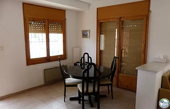 House with 4 rooms, garage and pool, in a good area, close to shops.