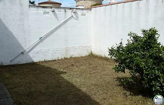 Maison de 4 pièces, garage et piscine, dans un bon quartier, proche des commerces.