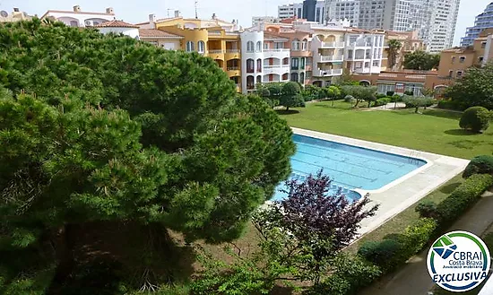 GRAN RESERVA Renovated 2 bedroom apartment with communal pools and gardens. Tourist license