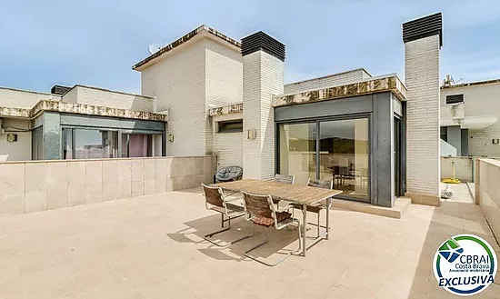 Superbe Atico de 2 chambres dans une très jolie résidence avec piscine