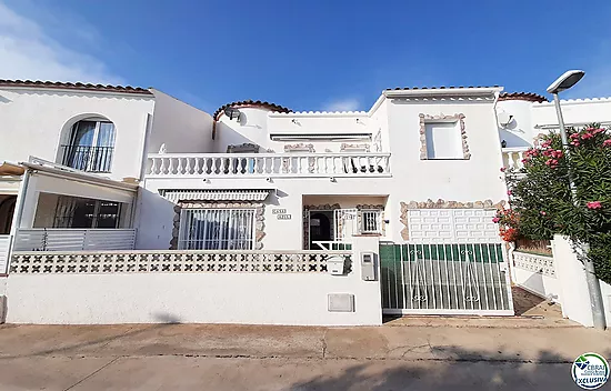 Pretty and well-kept terraced house on Lake Maurici with  mooring