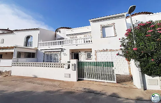 Pretty and well-kept terraced house on Lake Maurici with  mooring