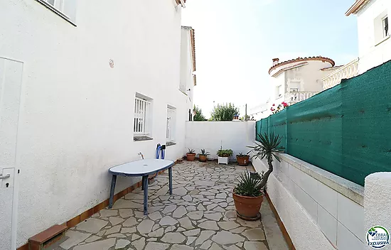 Pretty and well-kept terraced house on Lake Maurici with  mooring