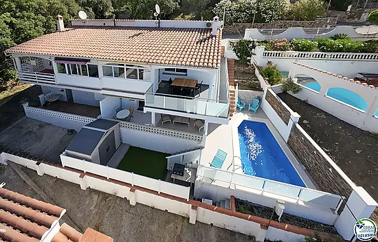 Para invertir o disfrutar ! Casa adosada y completamente reformada con 2 apartamentos y piscina priv