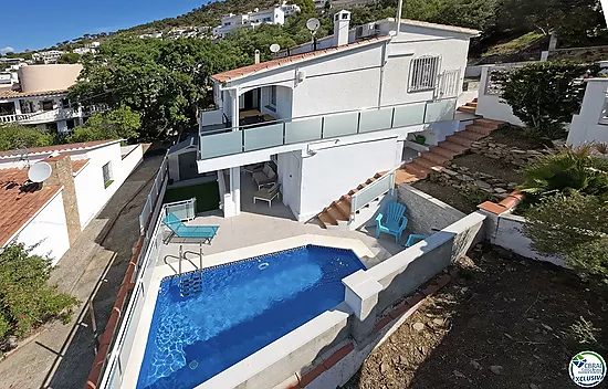 Jolie maison jumelée avec 2 appartements séparées et piscine privée