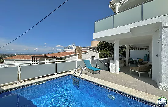 Para invertir o disfrutar ! Casa adosada y completamente reformada con 2 apartamentos y piscina priv