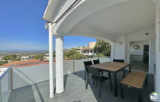 Jolie maison jumelée avec 2 appartements séparées et piscine privée