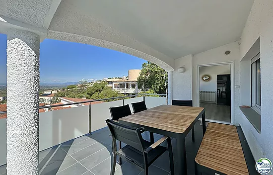 Para invertir o disfrutar ! Casa adosada y completamente reformada con 2 apartamentos y piscina priv