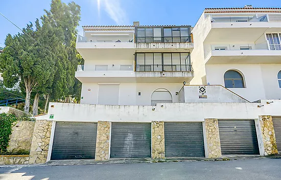 CASA MEDIANERA CON VISTAS ESPECTACULARES AL MAR