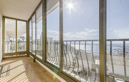 CASA MEDIANERA CON VISTAS ESPECTACULARES AL MAR