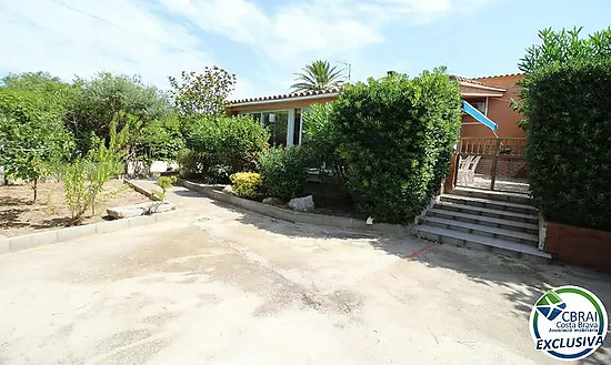 REQUESENS House with 4 bedrooms built on a 747m2 plot