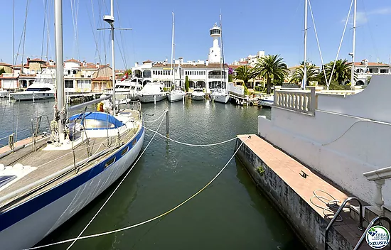 Fisherman's house in the Salins area for sale with 12,5 x 4 m mooring for sailing boat, Empuriabrava