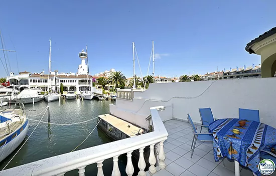 Fisherman's house in the Salins area for sale with 12,5 x 4 m mooring for sailing boat, Empuriabrava