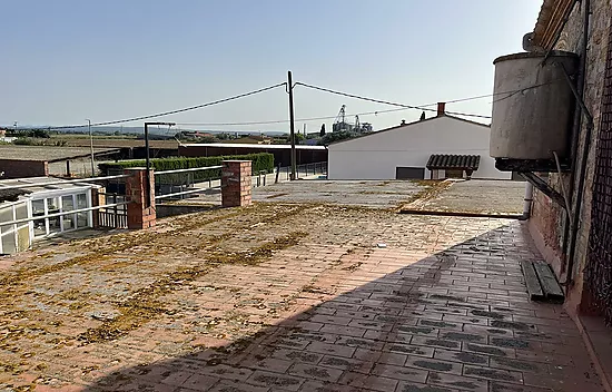 CASA PARA REFORMAR CON LOCAL Y 3 PARCELAS